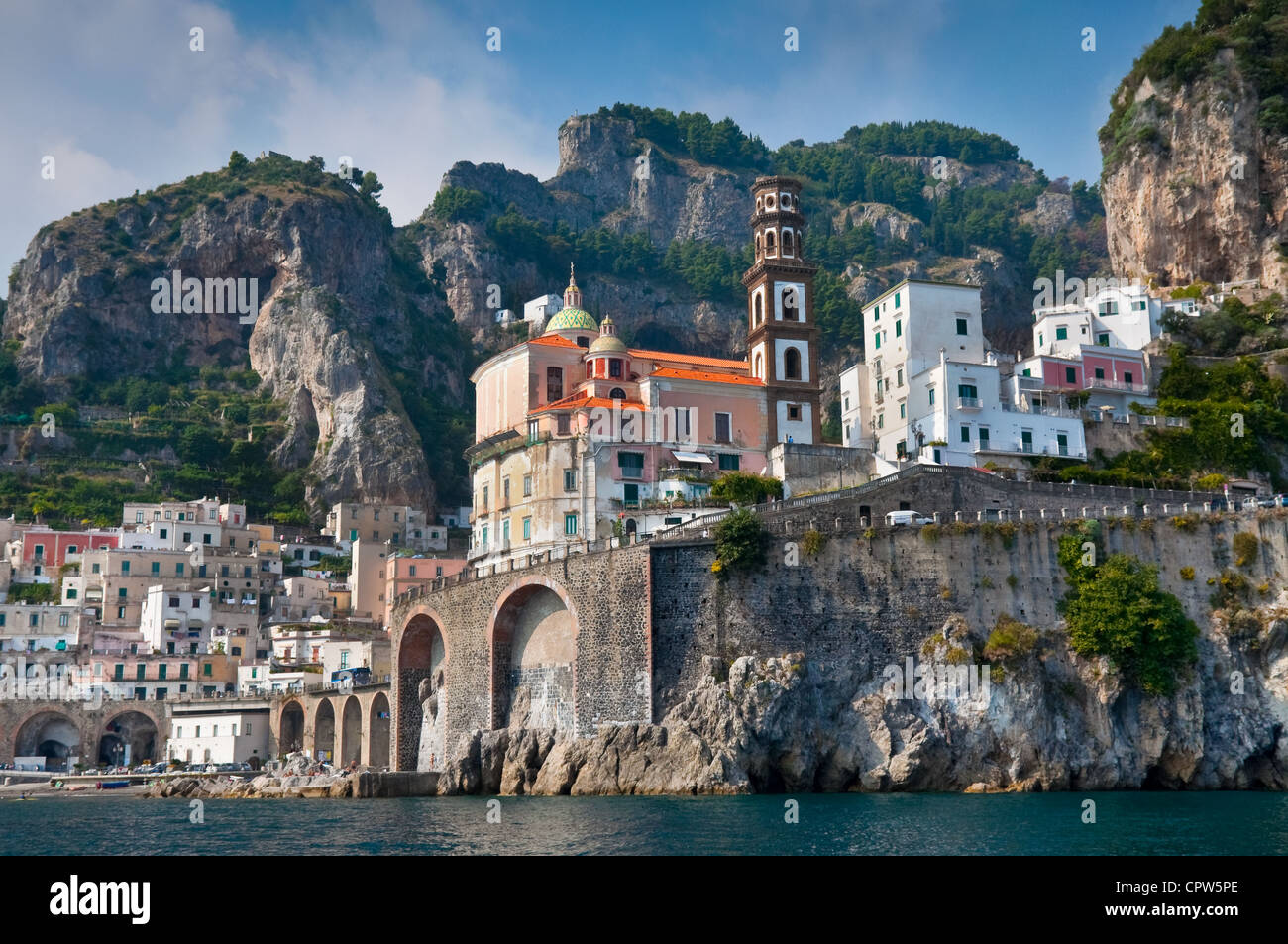 Amalfi-Küste aus dem Meer in Italien Stockfoto