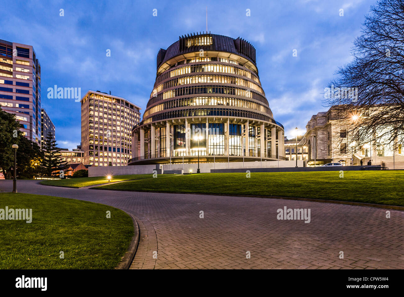 Der Bienenstock, New Zealand Parlamentsgebäude in der Dämmerung. Stockfoto