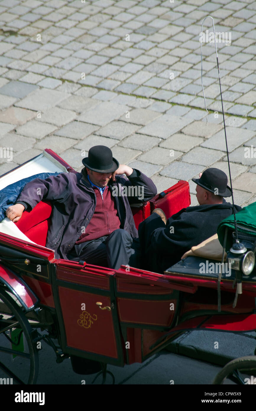 Fiaker-Treiber im Chat in Wien, Österreich Stockfoto