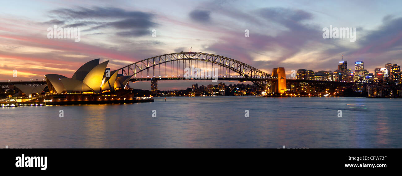 Sydney Opera House, Harbour Bridge und North Sydney CBD Skyline bei Sonnenuntergang / Dämmerung Sydney New South Wales Australien Stockfoto