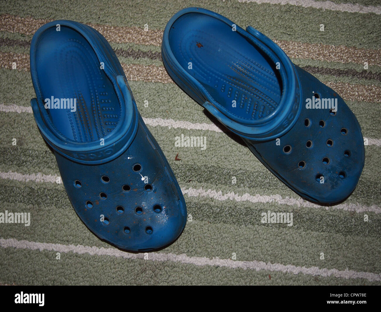 Blauen Crocs Schuhe Stockfoto