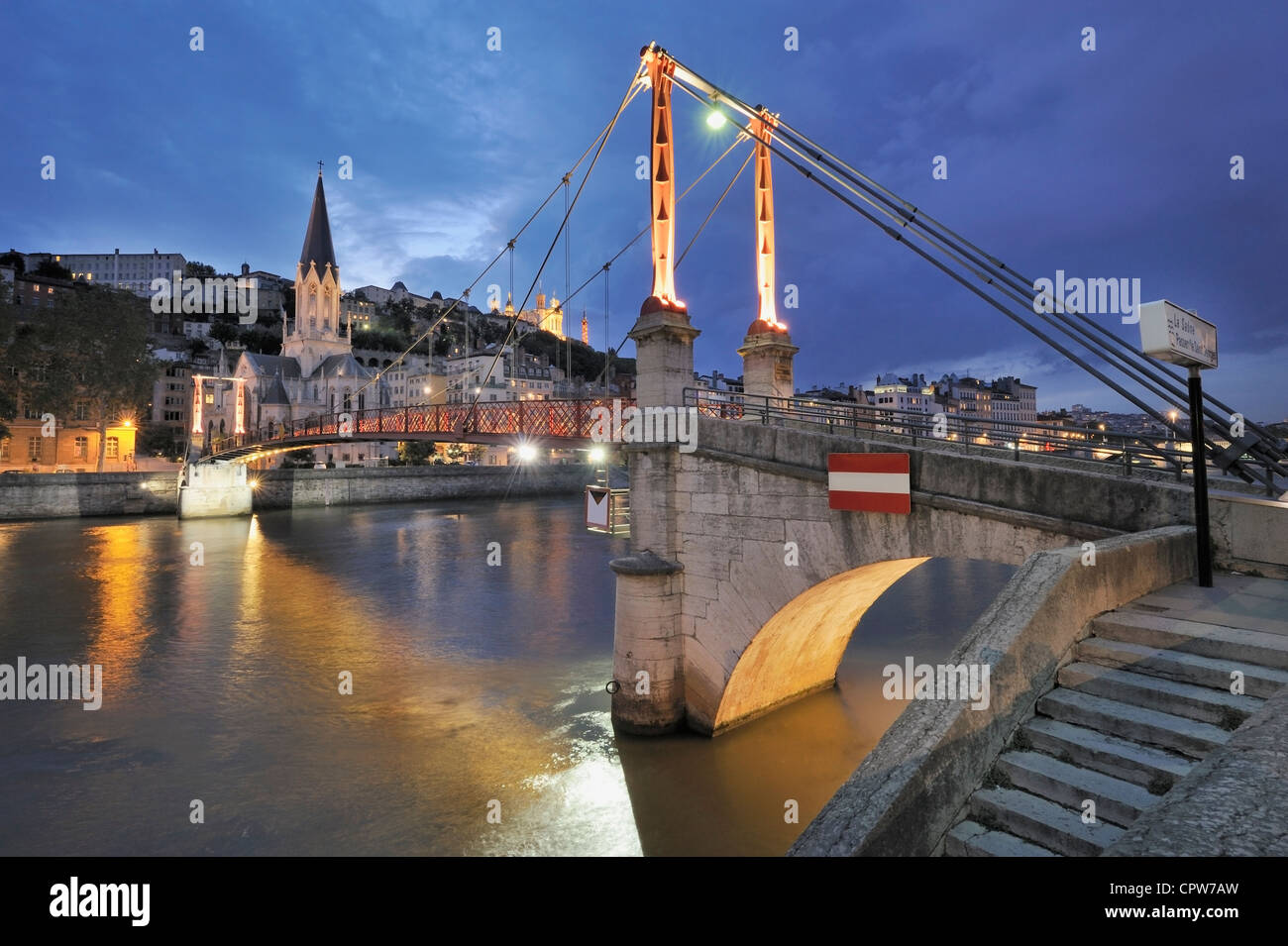 Brücke über den Fluss Saone in der Nacht, Lyon, Frankreich Stockfoto