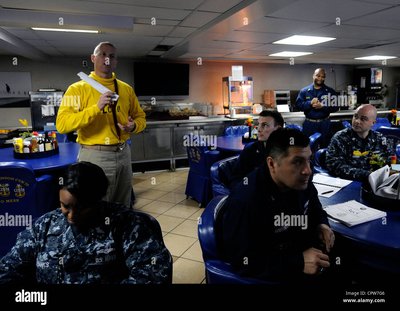 Senior Chief Aviation Boatswain's Mate (Handling) Scott Doty, führender Chief Petty Officer der V-3 Division des Air Department an Bord des Nimitz-Klasse Flugzeugträgers USS Carl Vinson (CVN 70), beantwortet Fragen während der Schulung des Chief Petty Officer 365 im Chaos des Chief. Carl Vinson und Carrier Air Wing (CVW) 17 werden im 7. Einsatzgebiet der US-Flotte eingesetzt. Stockfoto