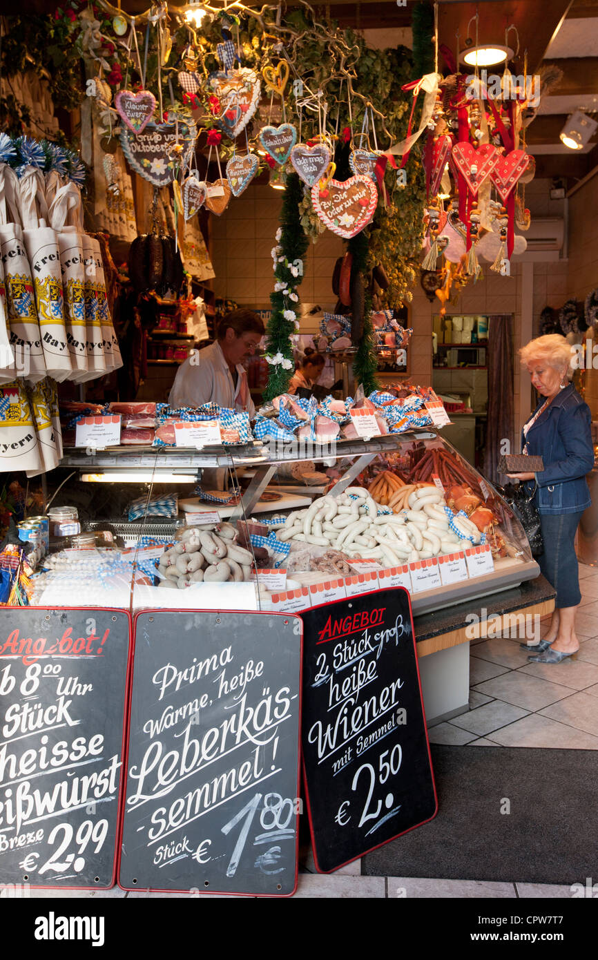 Deutsche Wurst und Souvenirs zum Verkauf in Lebensmittel-Markt in München, Bayern, Deutschland Stockfoto