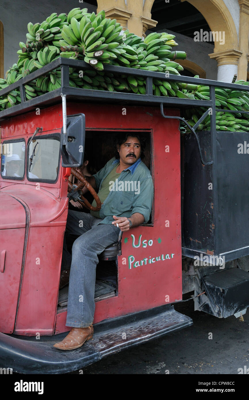 Havanna. Kuba. Oldtimer Lkw beladen mit Kochbananen, Habana Vieja/Altstadt Havannas. Stockfoto