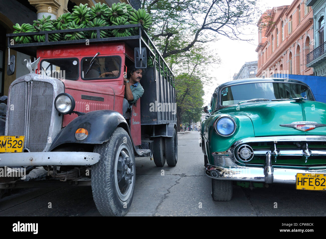 Havanna. Kuba. Oldtimer Lkw beladen mit Kochbananen, Habana Vieja/Altstadt Havannas. Stockfoto