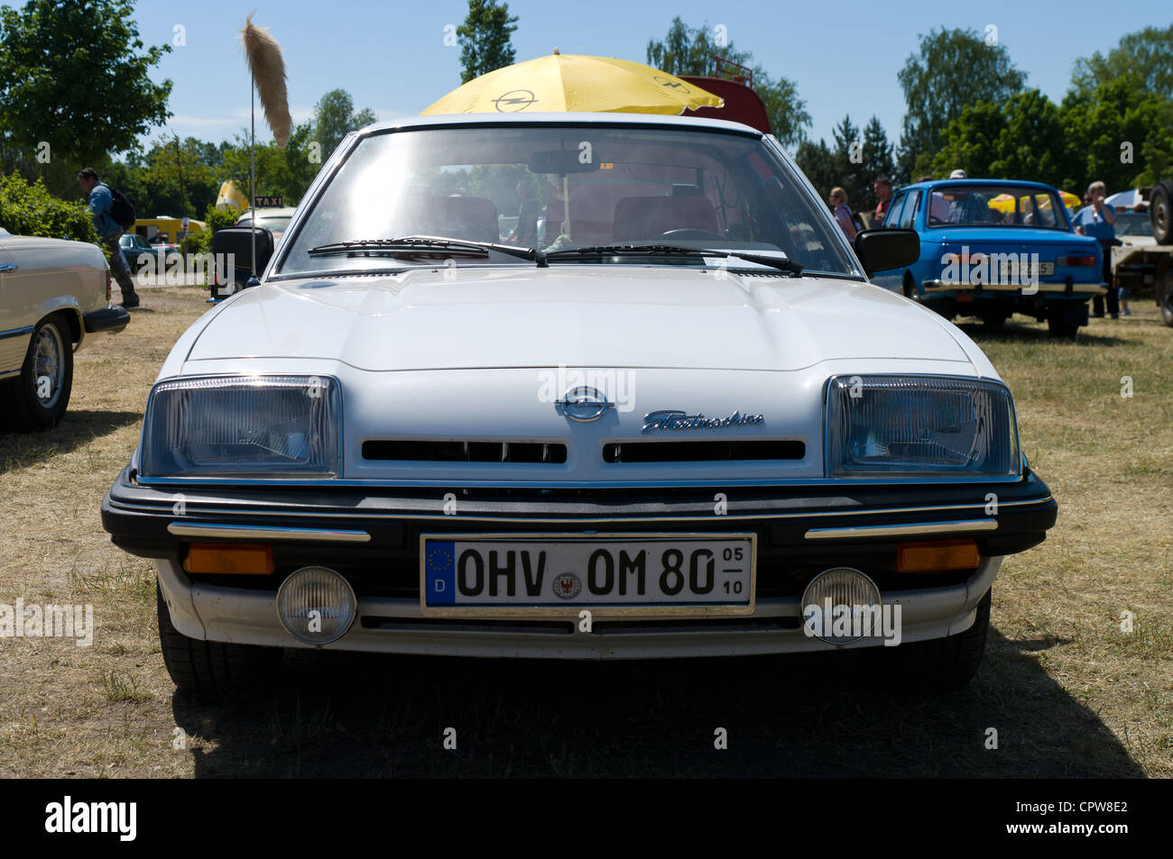PAAREN IM GLIEN, Deutschland - 26.Mai: Autos Opel Manta B1, "Die Oldtimer Show" im MAFZ, 26. Mai 2012 in Paaren Im Glien, Deutschland Stockfoto