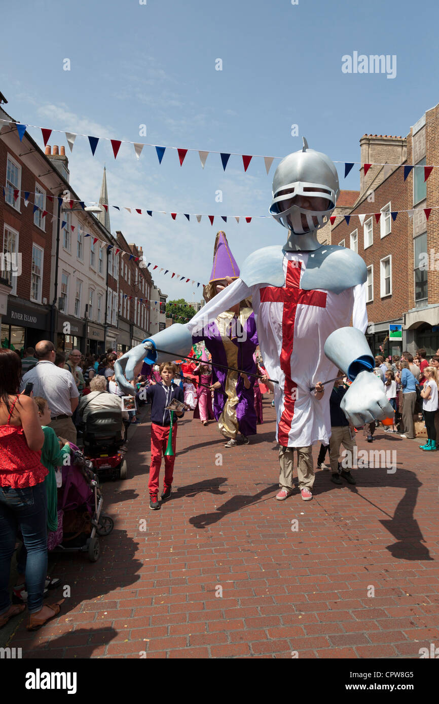 Riesige, Oversize Karneval Zeichen am Chichester Jubiläum Prozession durch die Innenstadt, die Königin diamantenes Jubiläum zu feiern. Chichester UK Samstag, 2. Juni 2012. Stockfoto