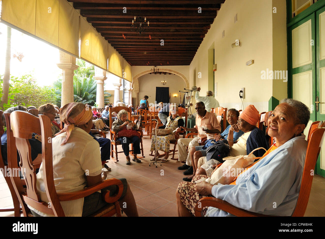 Havanna. Kuba. Ältere Habaneros besuchen ein Tageszentrum an der Iglesia y Convento de Nuestra Senora de Belén Stockfoto