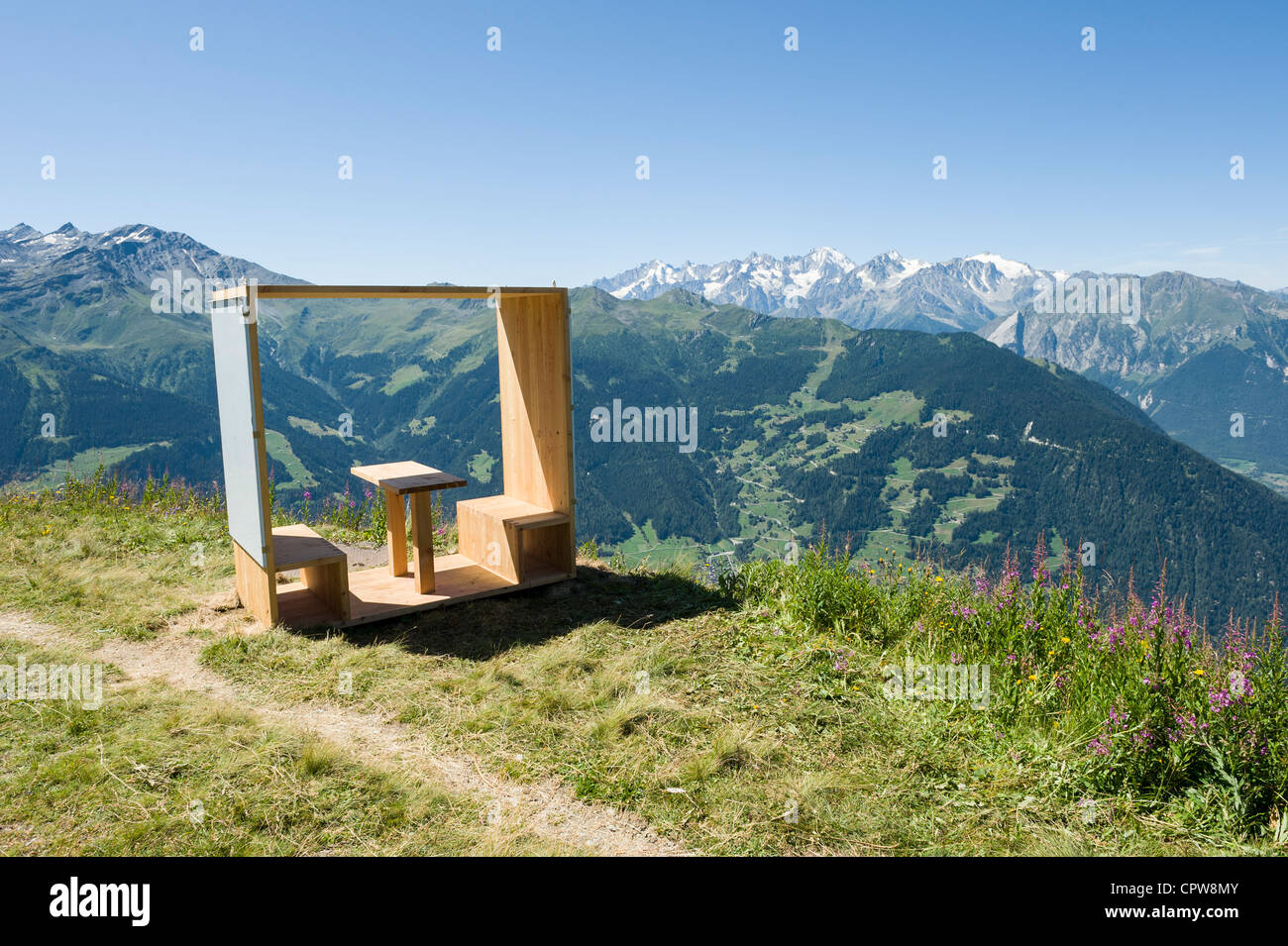 Zeitgenössische Pick Nic Bank hoch über Verbier, Schweizer Berge, Schweiz Stockfoto