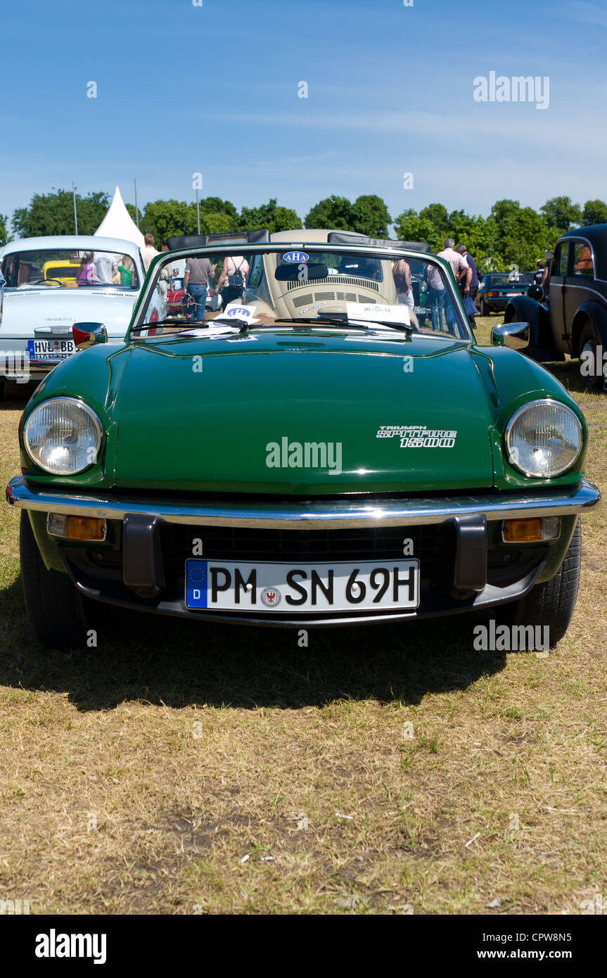 Grüne Triumph Spitfire vintage Cabrio Spiegel closeup in Gliwice,  Schlesischen Hochland, Polen Stockfotografie - Alamy