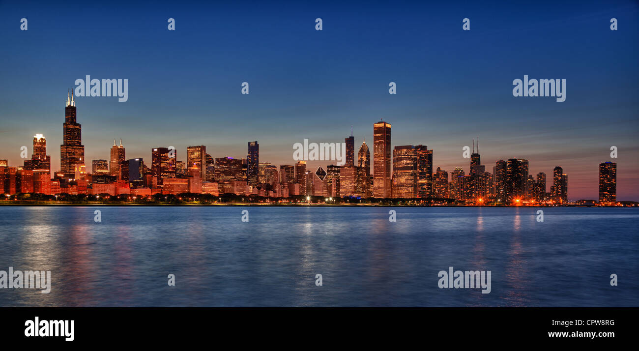 Skyline von Chicago aus der alten Sternwarte bei Sonnenuntergang über den Lake Michigan, Chicago, IL, USA Stockfoto