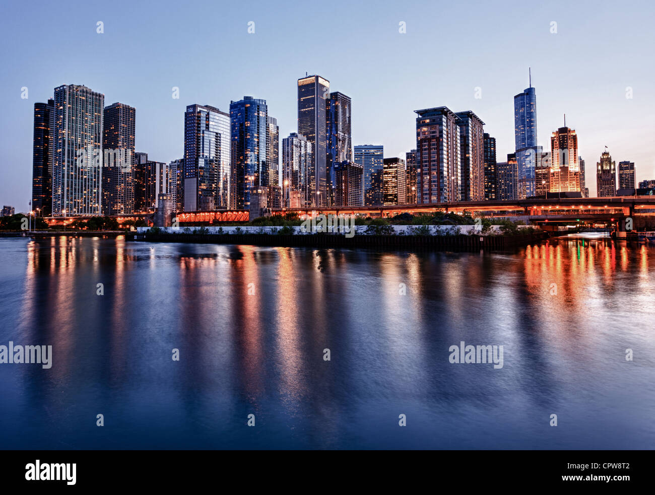 Skyline von Chicago - vom Navy Pier bei Sonnenuntergang, Chicago, IL, USA - 2012 Stockfoto