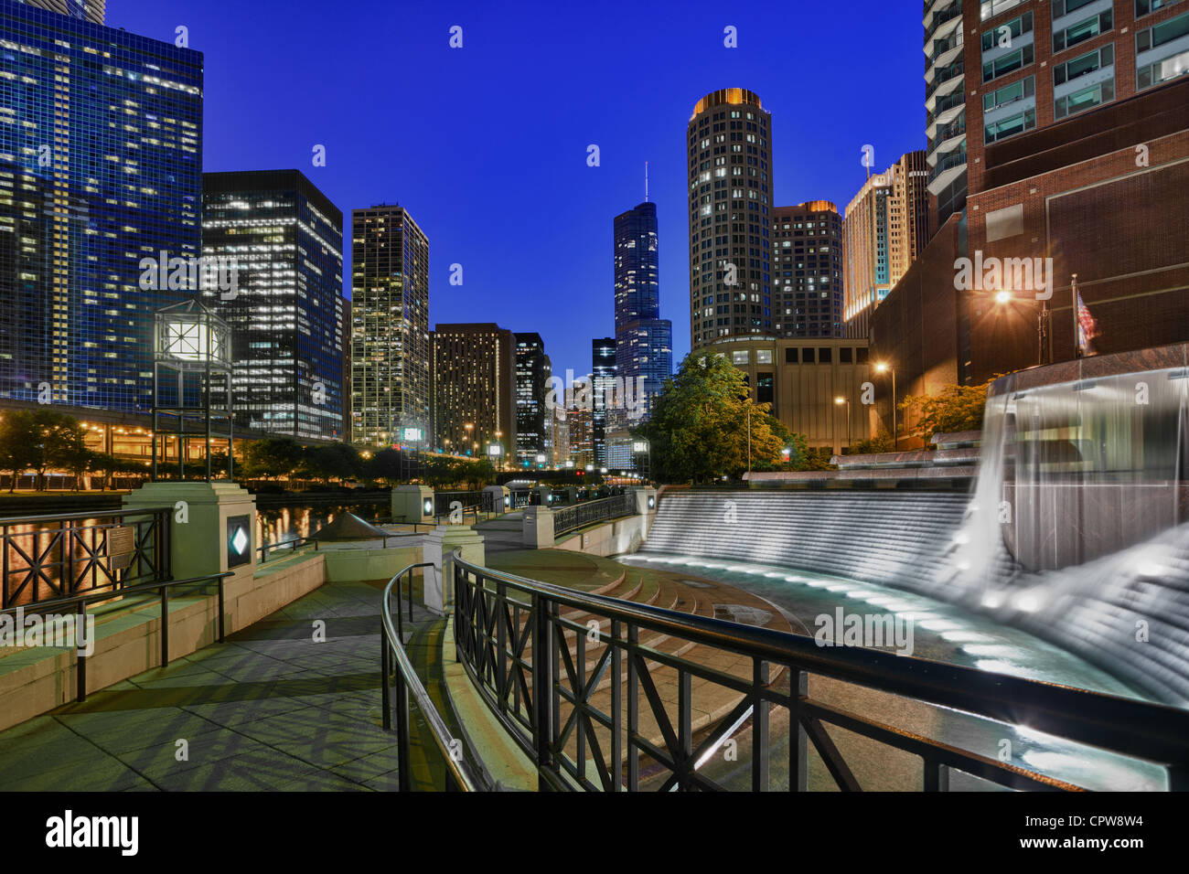Chicago City, Flutlicht Nicholas J Melas Centennial Fountain und dem Riverside Walk am Chicago River bei Nacht Stockfoto