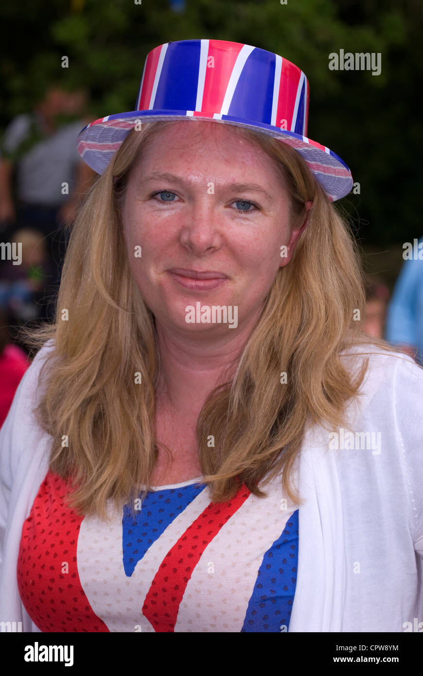 Frau mit Union Jack Hut & T-shirt bei Dockenfield Fete & Diamond Jubilee Festtag, Dockenfield, Surrey, UK. Stockfoto