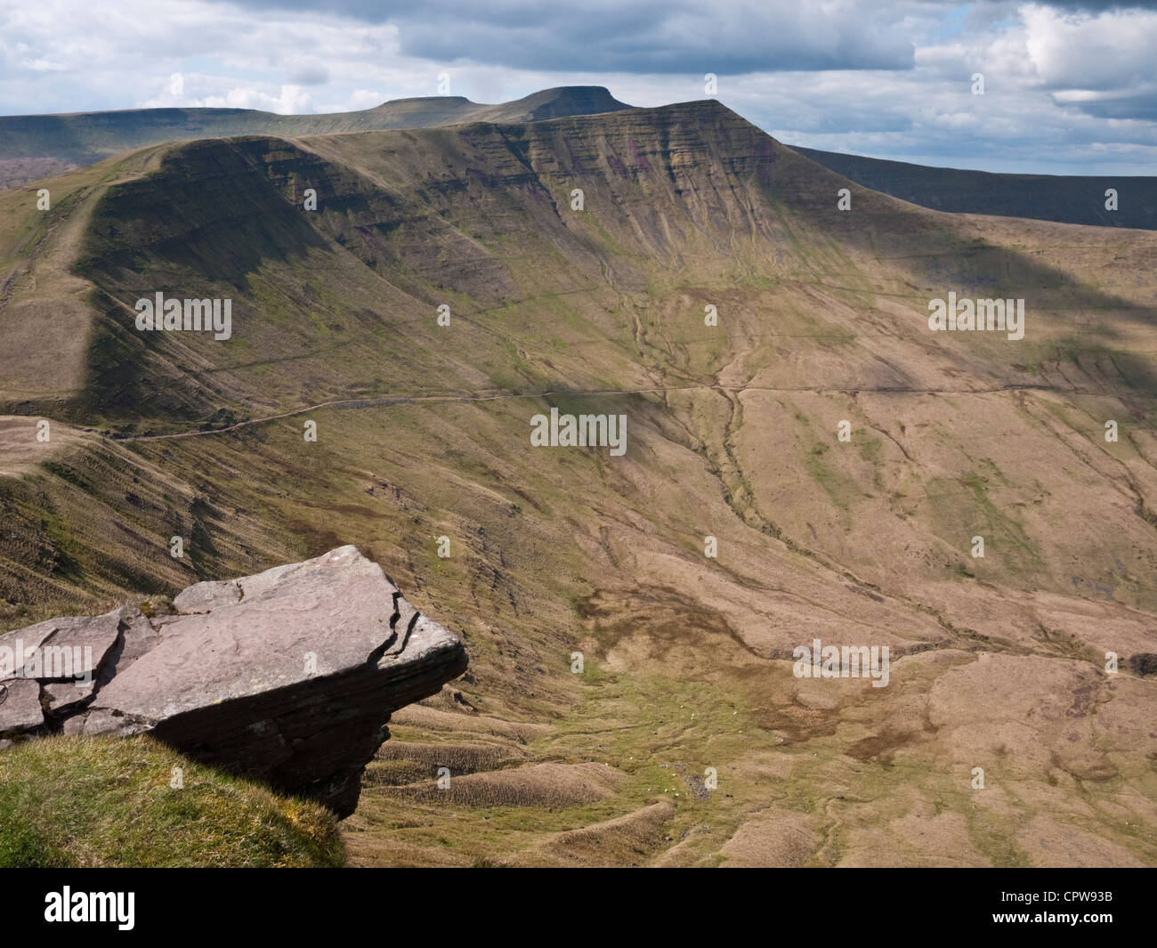 Das Sprungbrett - ein Rock-Feature auf Fan y groß in den Brecon Beacons, blickt auf den Gipfeln der Cribyn, Pen y Fan und Mais Du Stockfoto