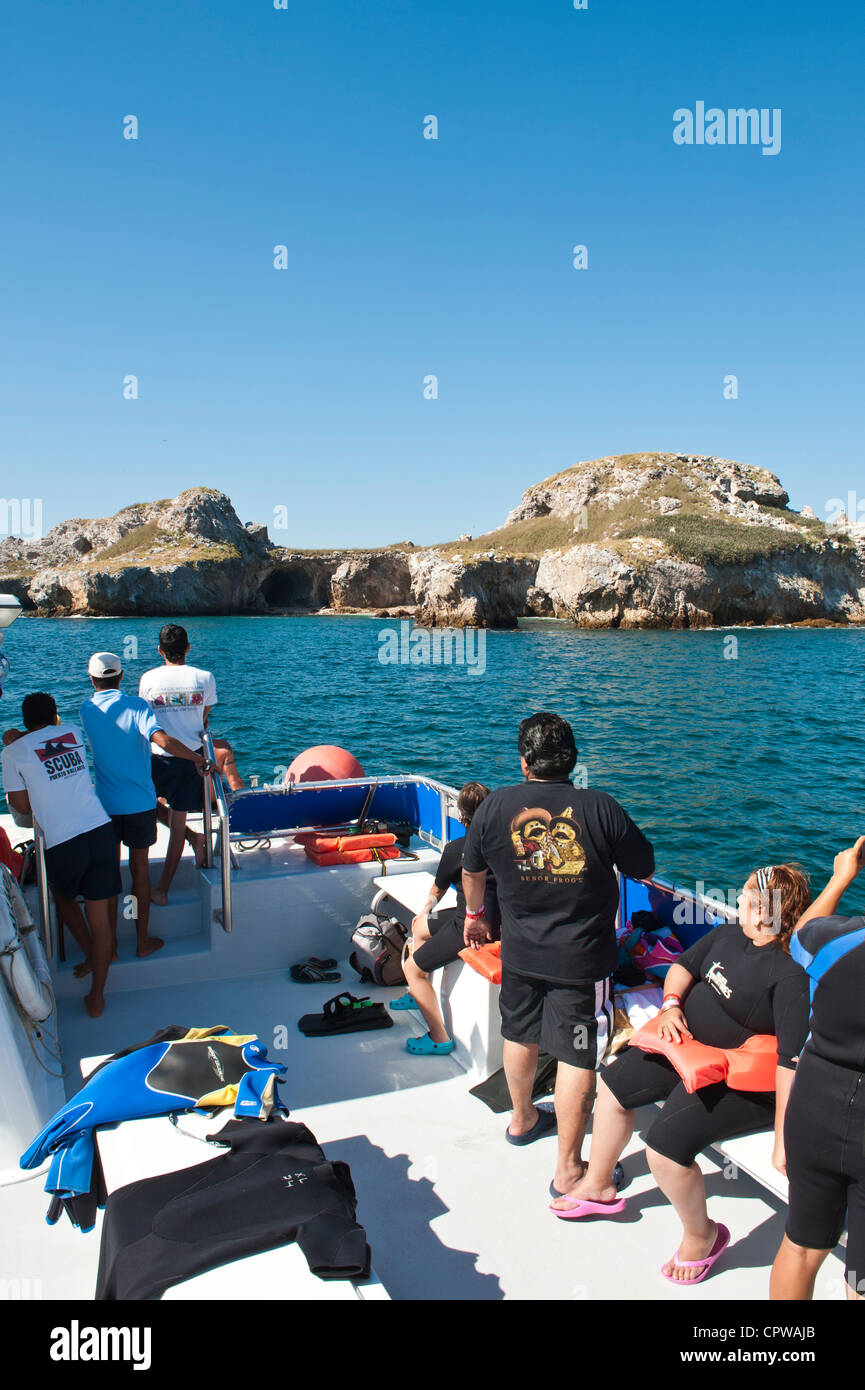 Schnorchler immer bereit, ins Wasser Islas Marietas Inseln Nationalpark Unesco Biosphäre buchen Puerto Vallarta, Mexiko. Stockfoto