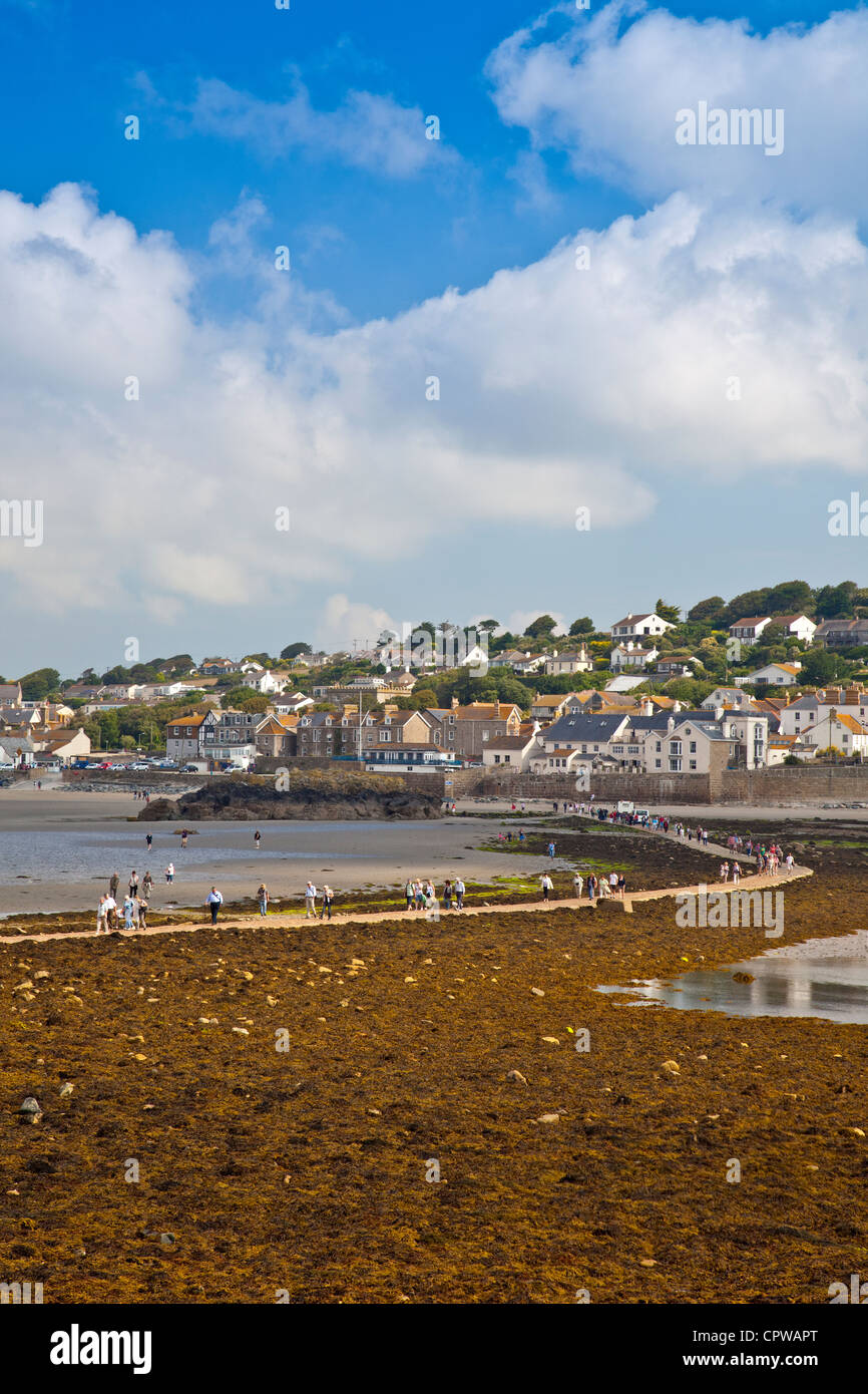 Der Stein Gezeiten Causeway zu St Michaels Mount in Mount Bucht mit Marazion über Cornwall England UK Stockfoto