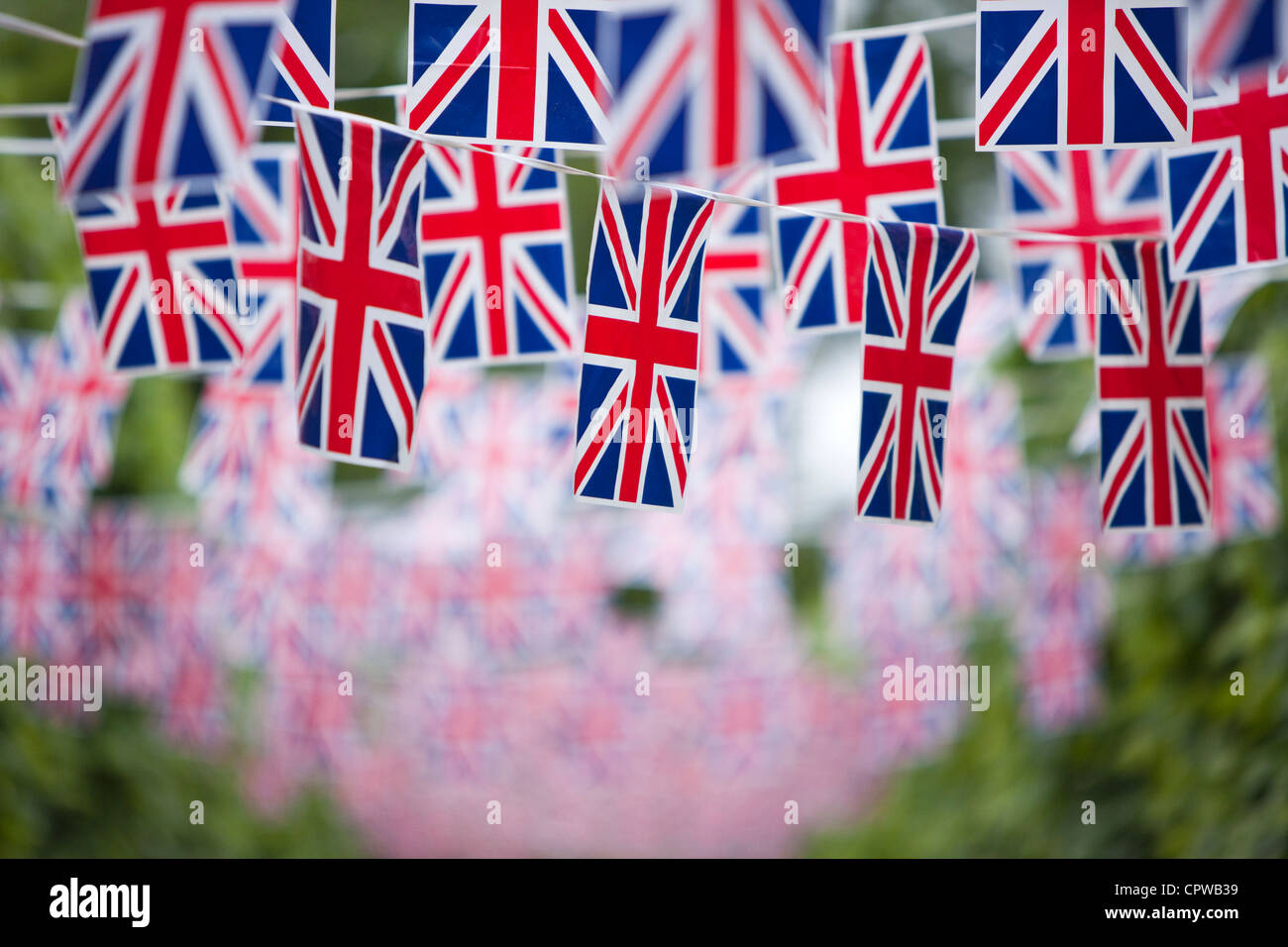 Union Jack Bunting im Land Garten, England, UK Stockfoto