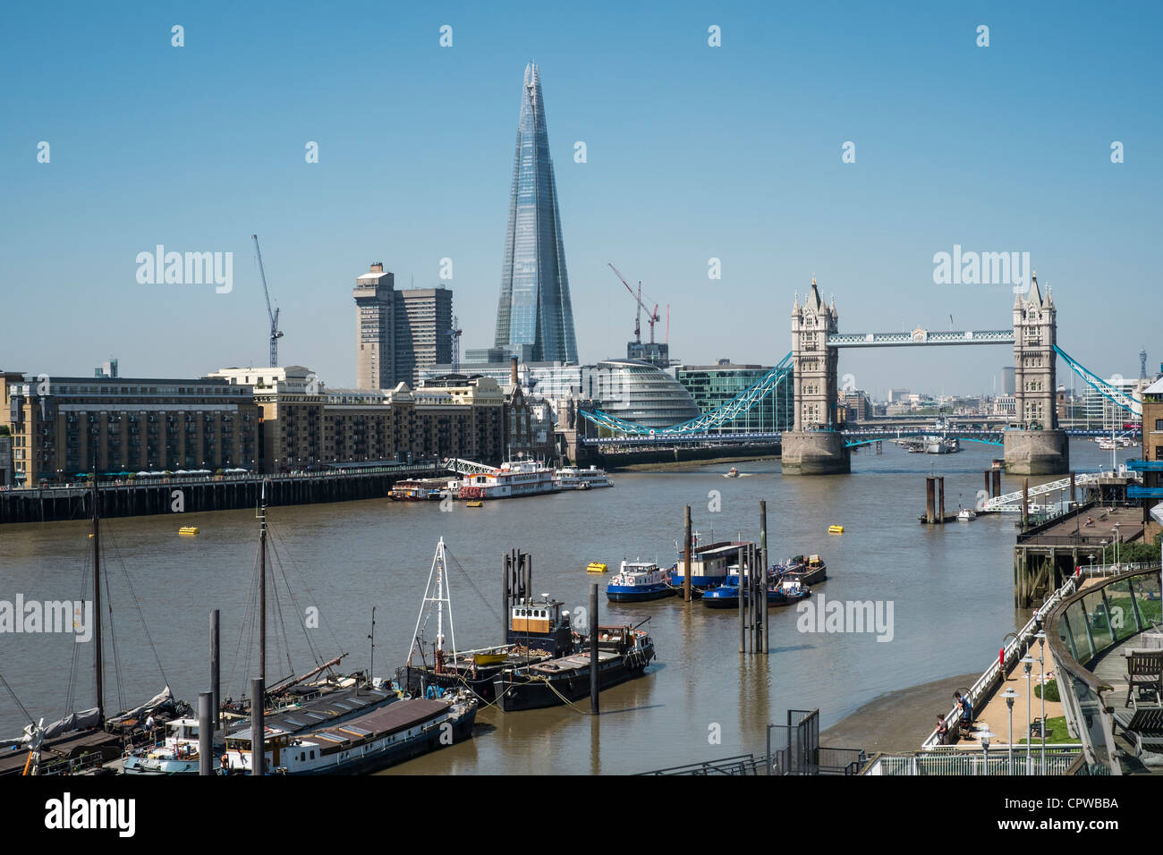 Blick auf den Fluss Themse zeigen Tower Bridge, den Shard & City Hall, London, UK. Stockfoto