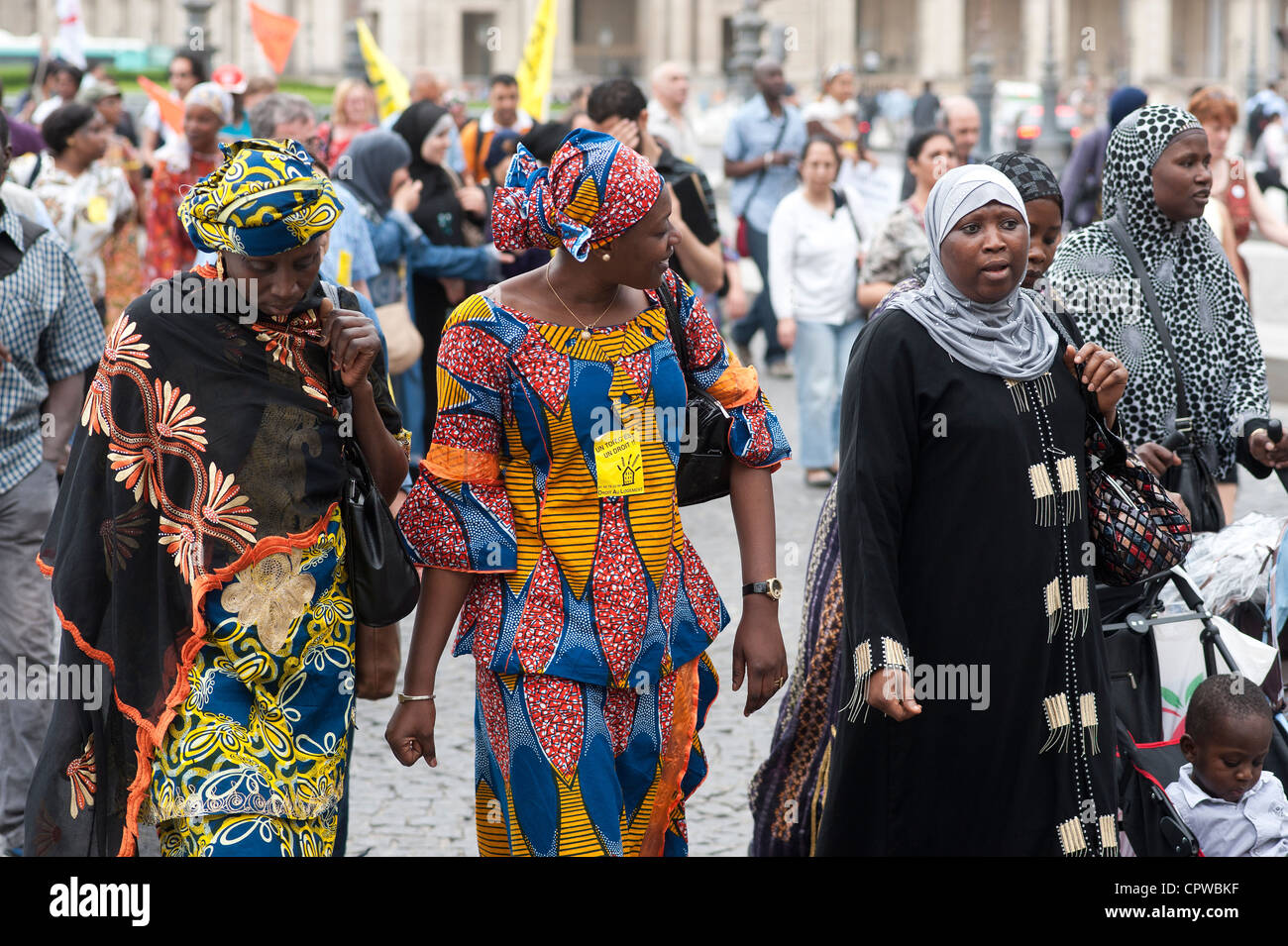 Paris Frankreich Afrikanische Frauen Mit Traditionellen Kleidern Zu