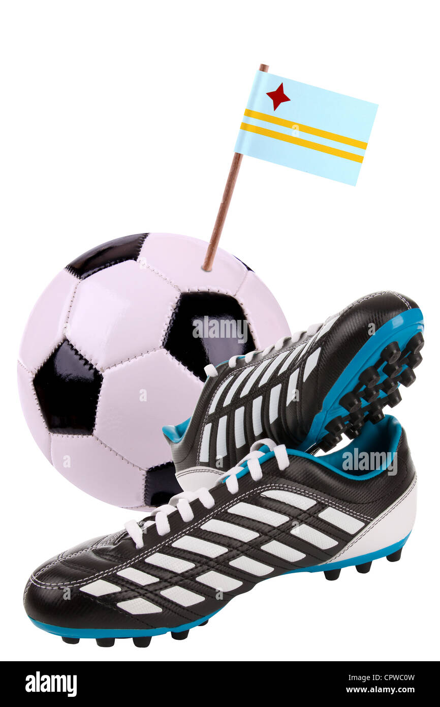 Paar von Stollen oder Fußballschuhe mit einer kleinen Flagge von Aruba Stockfoto