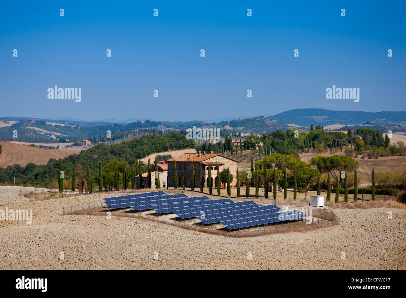 Sonnenkollektoren in alten restaurierten Bauernhaus am Murlo in Toskana, Italien Stockfoto