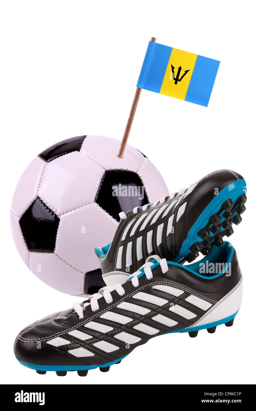 Paar von Stollen oder Fußballschuhe mit einer kleinen Flagge von Barbados Stockfoto