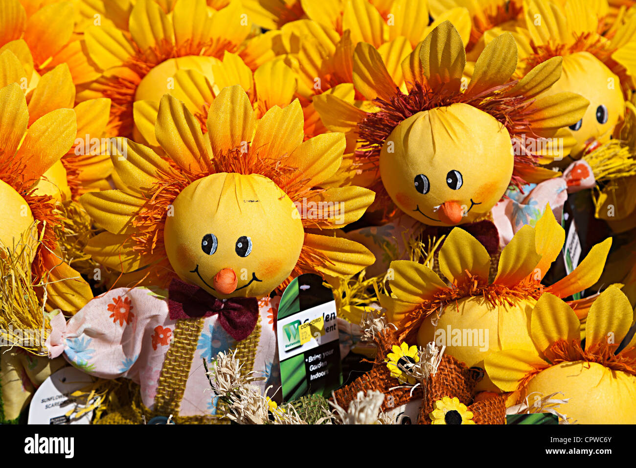 Bunten gelben Stoff Sonnenblumen Gesichter auf Verkauf, Wales, UK Stockfoto