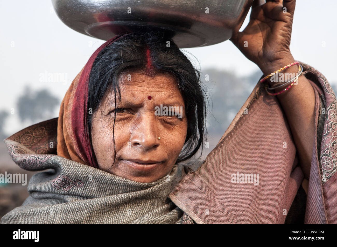 Frau, setzen auf den Korb in Jharia, Suzii, Jharkhand, Indien Stockfoto