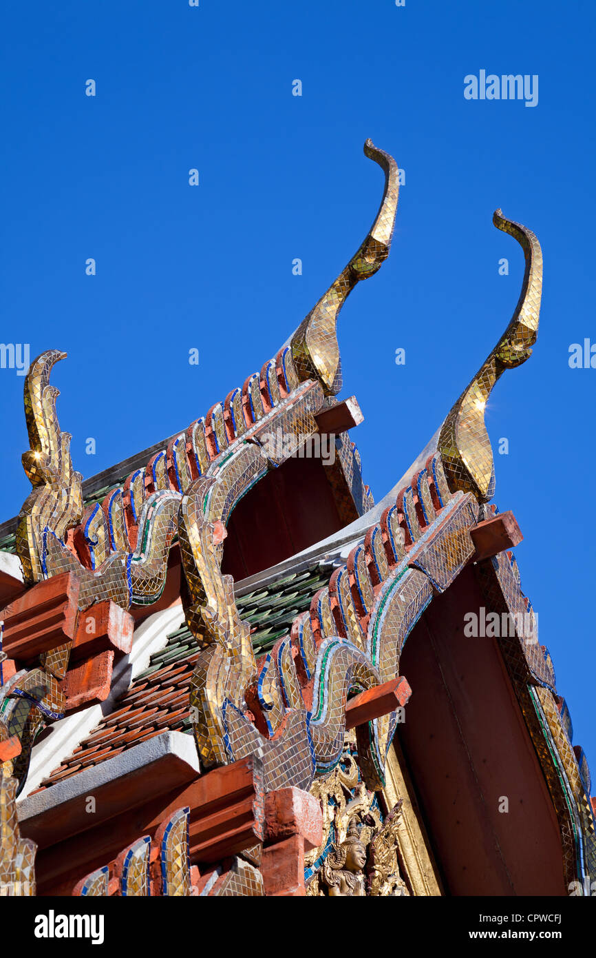 Detail des Daches und hölzerne Dachrinnen, Ko Ratanakosin, Wat Pho, Bangkok, Thailand Stockfoto