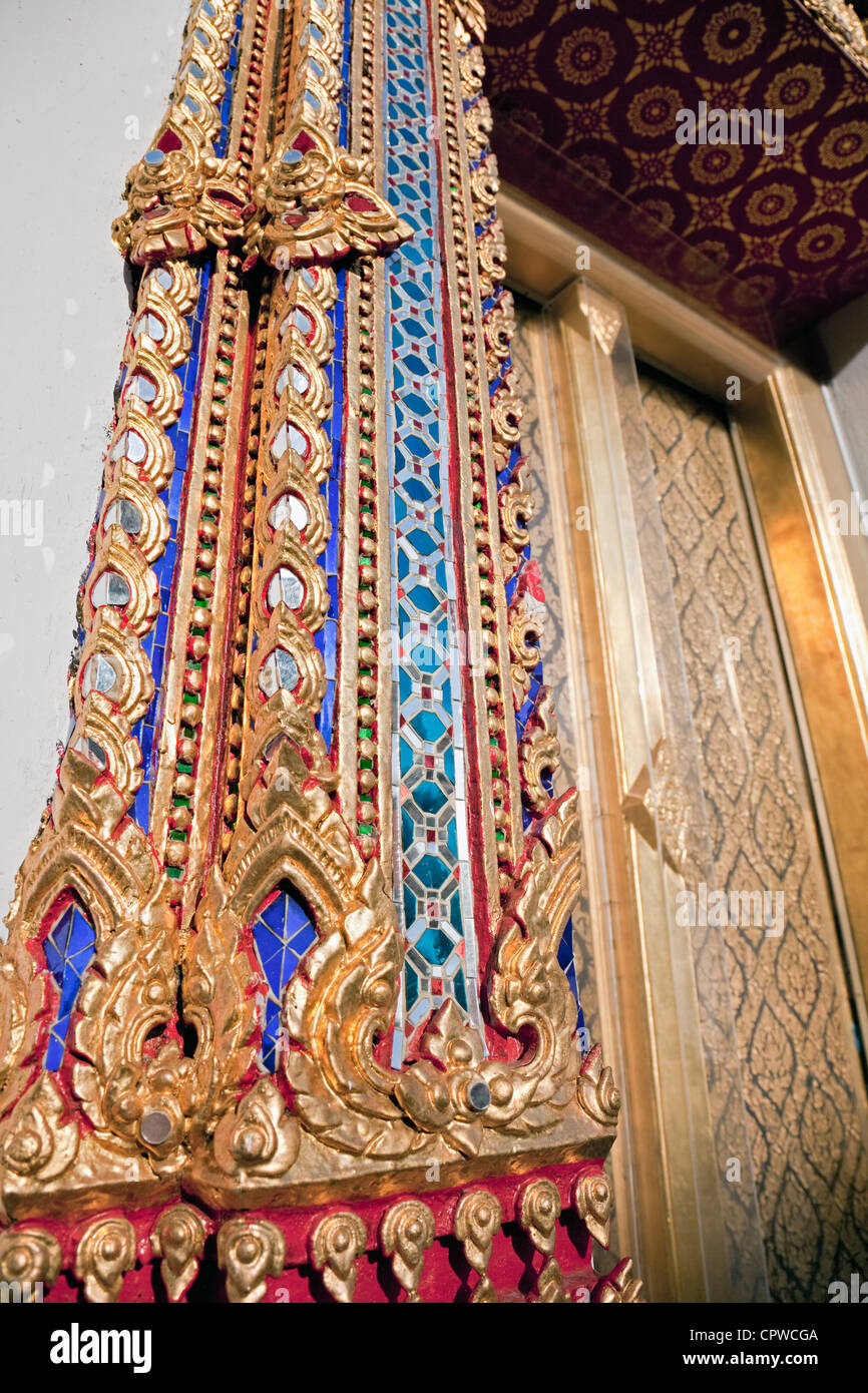 Reich verzierte Tür und geschnitzten Rahmen, Ko Ratanakosin, Wat Pho, Bangkok, Thailand Stockfoto