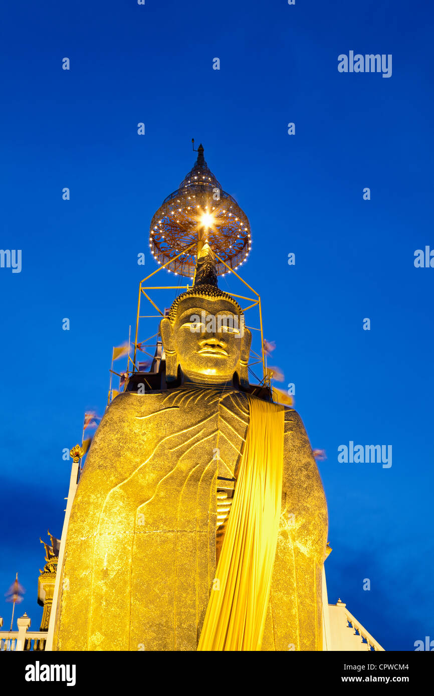 Große stehende Buddha-Statue, Wat Intharawihan, Nakhon Bezirk, Bangkok, Thailand Stockfoto
