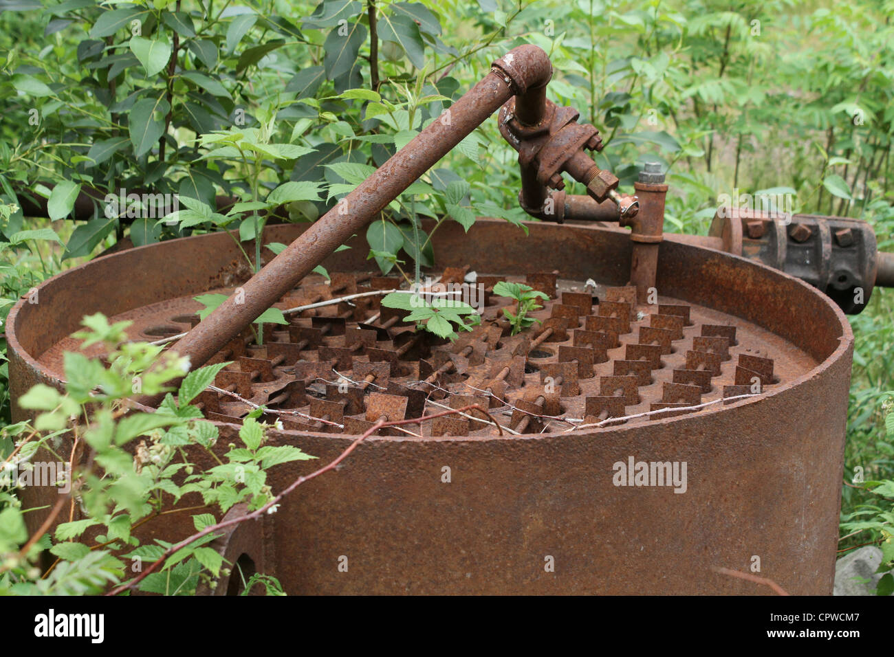 rostige Fabrik Metall Wald aufgegeben Gefahr Stockfoto