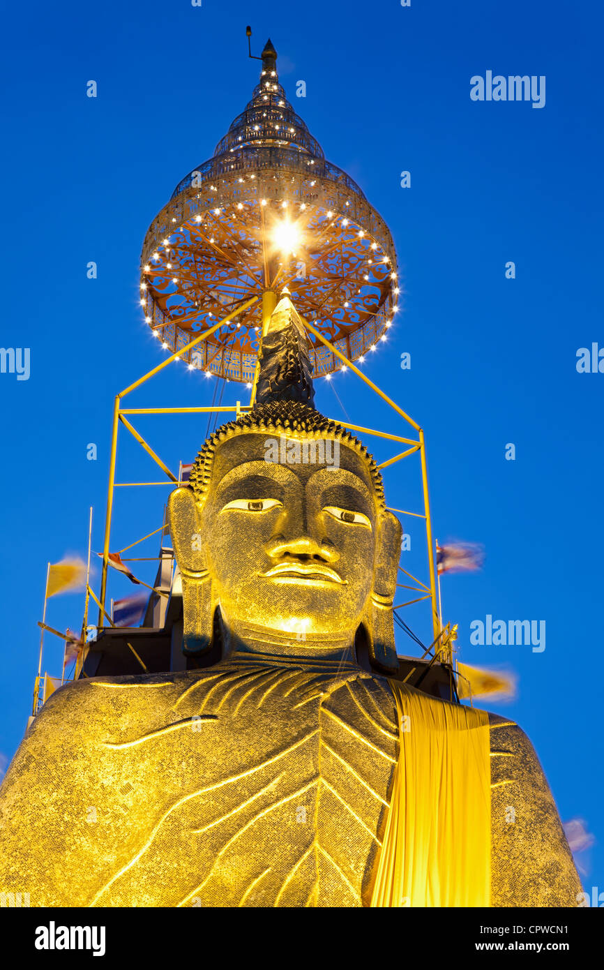 Große stehende Buddha-Statue, Wat Intharawihan, Nakhon Bezirk, Bangkok, Thailand Stockfoto