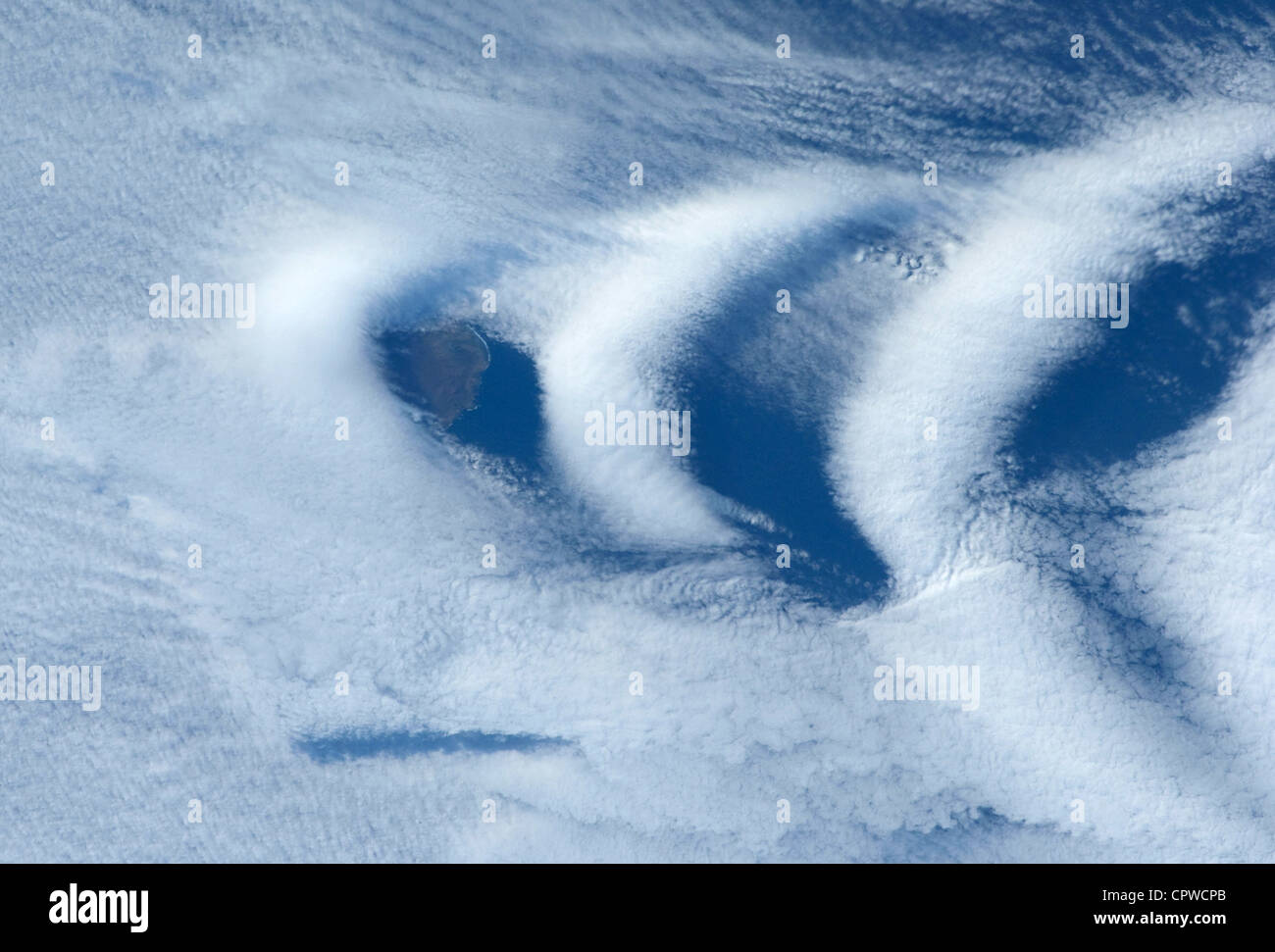 Die Wolkenbildung Welle im Gefolge oder in Windrichtung Seite der Île Aux Cochons, "Pig Island" im südlichen Indischen Ozean. Stockfoto