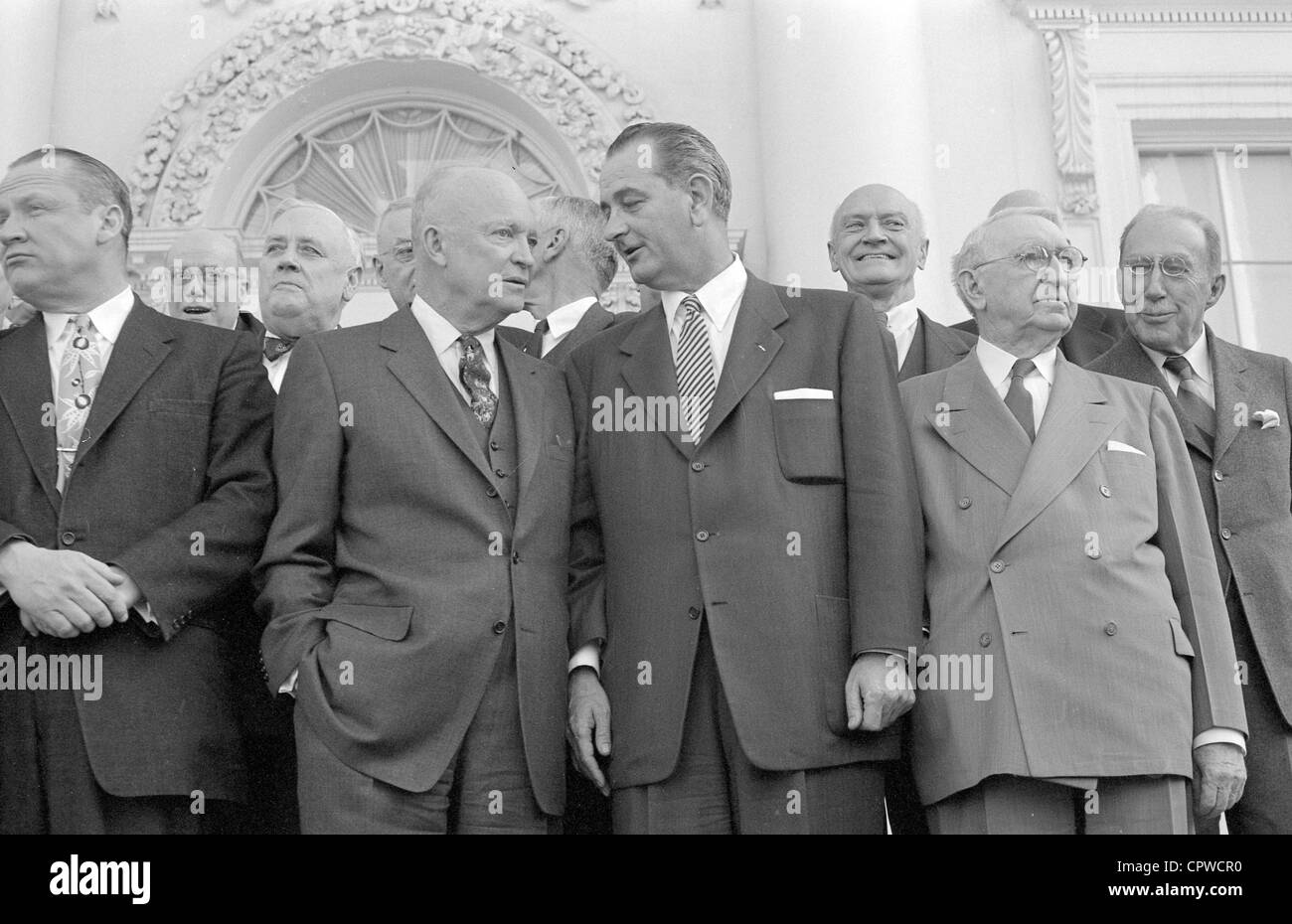 Präsident Dwight D. Eisenhower stehend mit Lyndon B. Johnson (Mitte), John Foster Dulles (rechts). Stockfoto