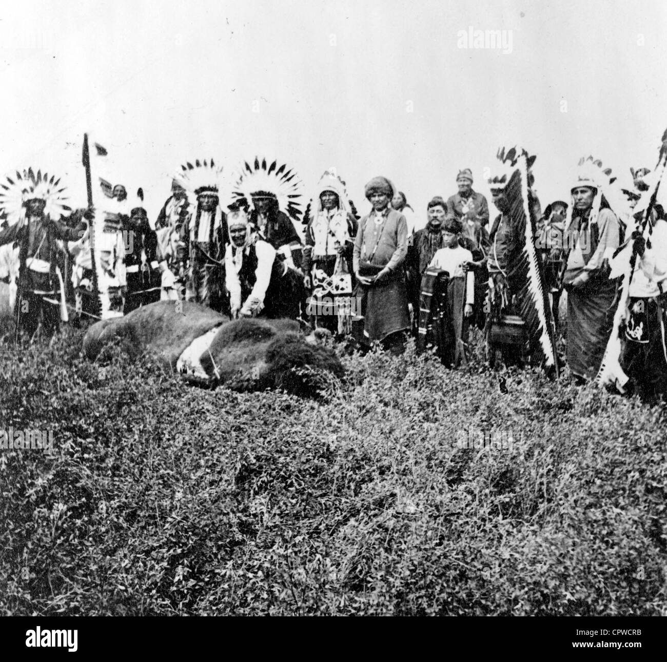 Geronimo es letzten Büffel. Geronimo Stand über Tote Büffel, Kleid mit einheimischen Männer und jungen im Zeremoniell hinter ihm stehen Stockfoto