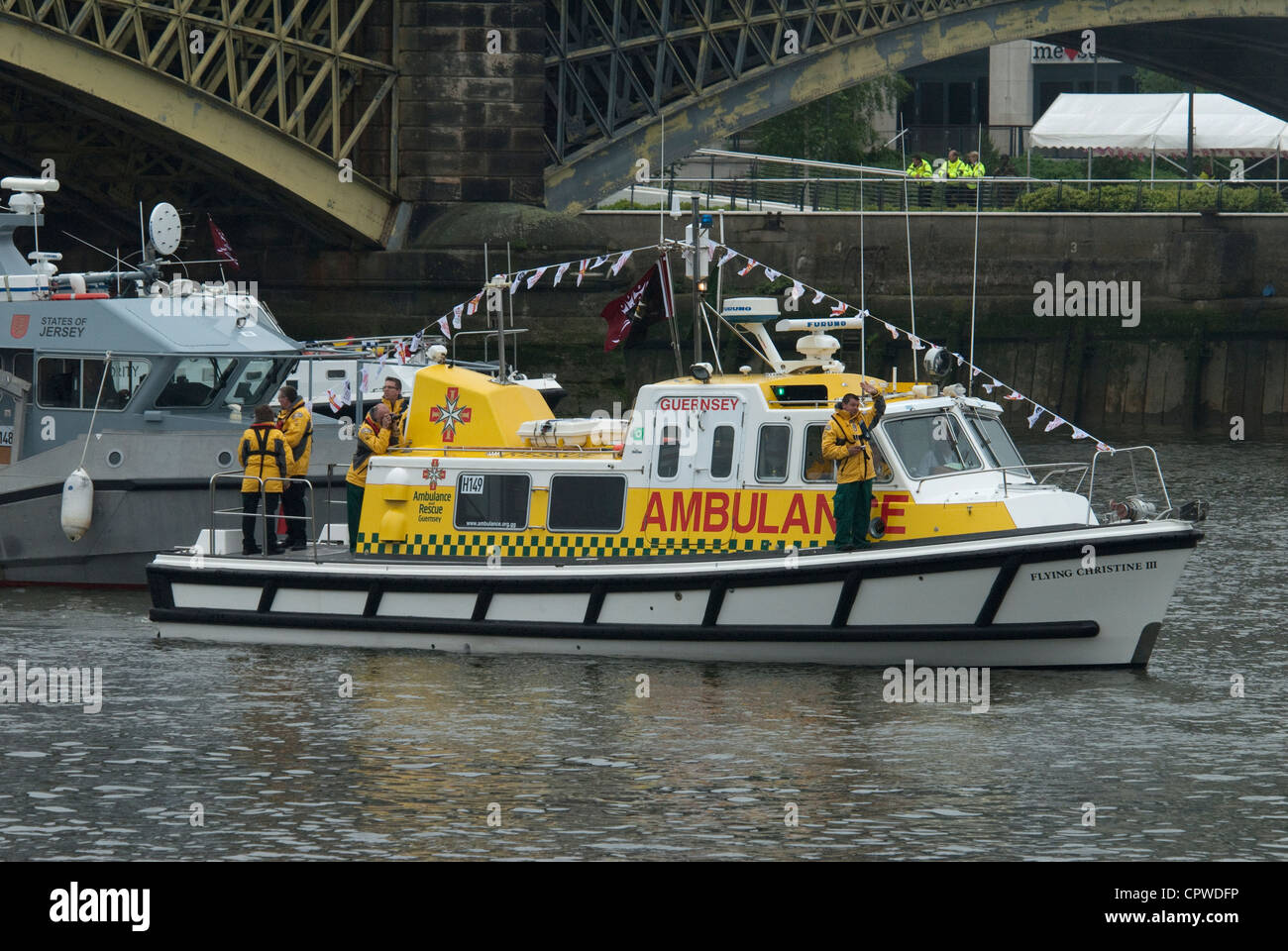 Guernsey Meer Krankenwagen auf der Queens Diamond Jubilee Fluss Festzug Stockfoto