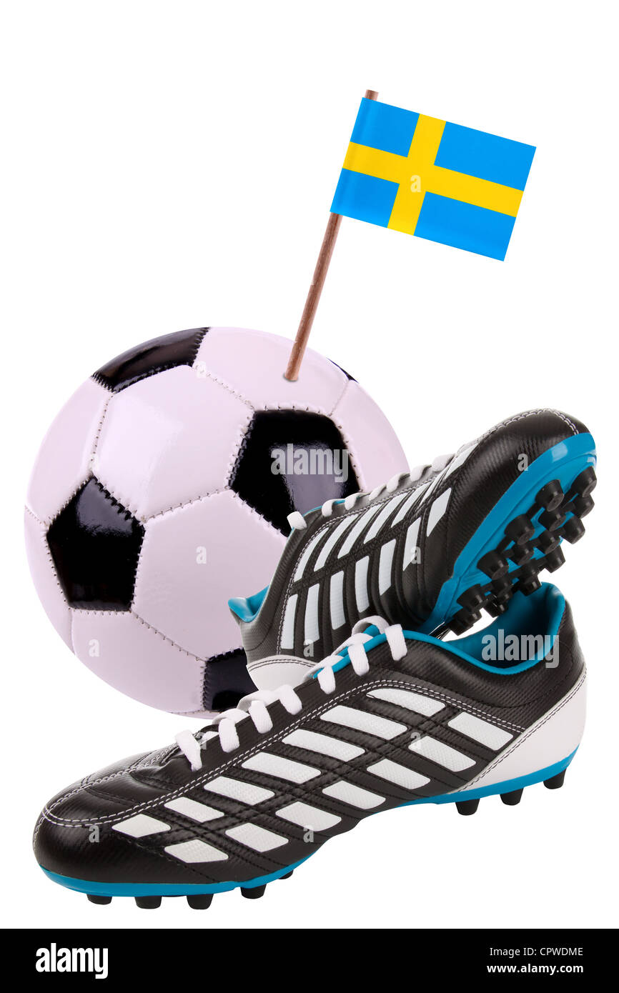 Paar Stollen oder Fußballschuhe mit einer kleinen Fahne von Schweden Stockfoto