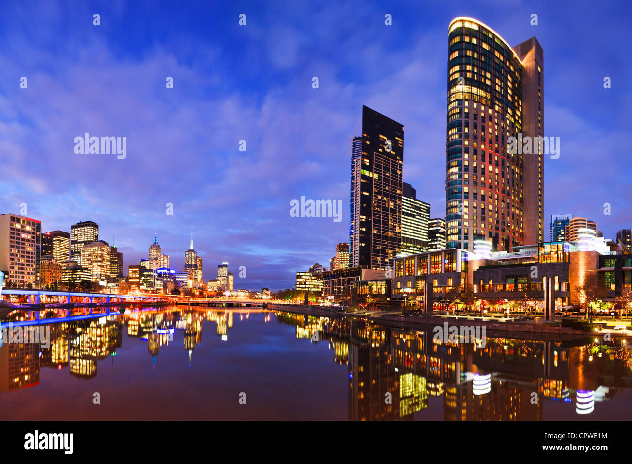 Melbourne Skyline in der Abenddämmerung, reflektiert in den Yarra River. Stockfoto
