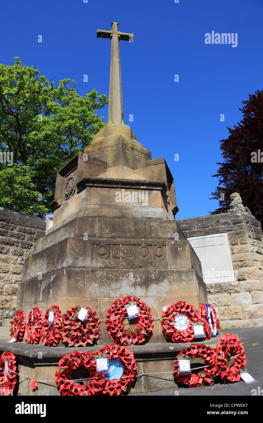 Kriegerdenkmal mit Mohn Kränze Malton, Yorkshire, England, Großbritannien Stockfoto