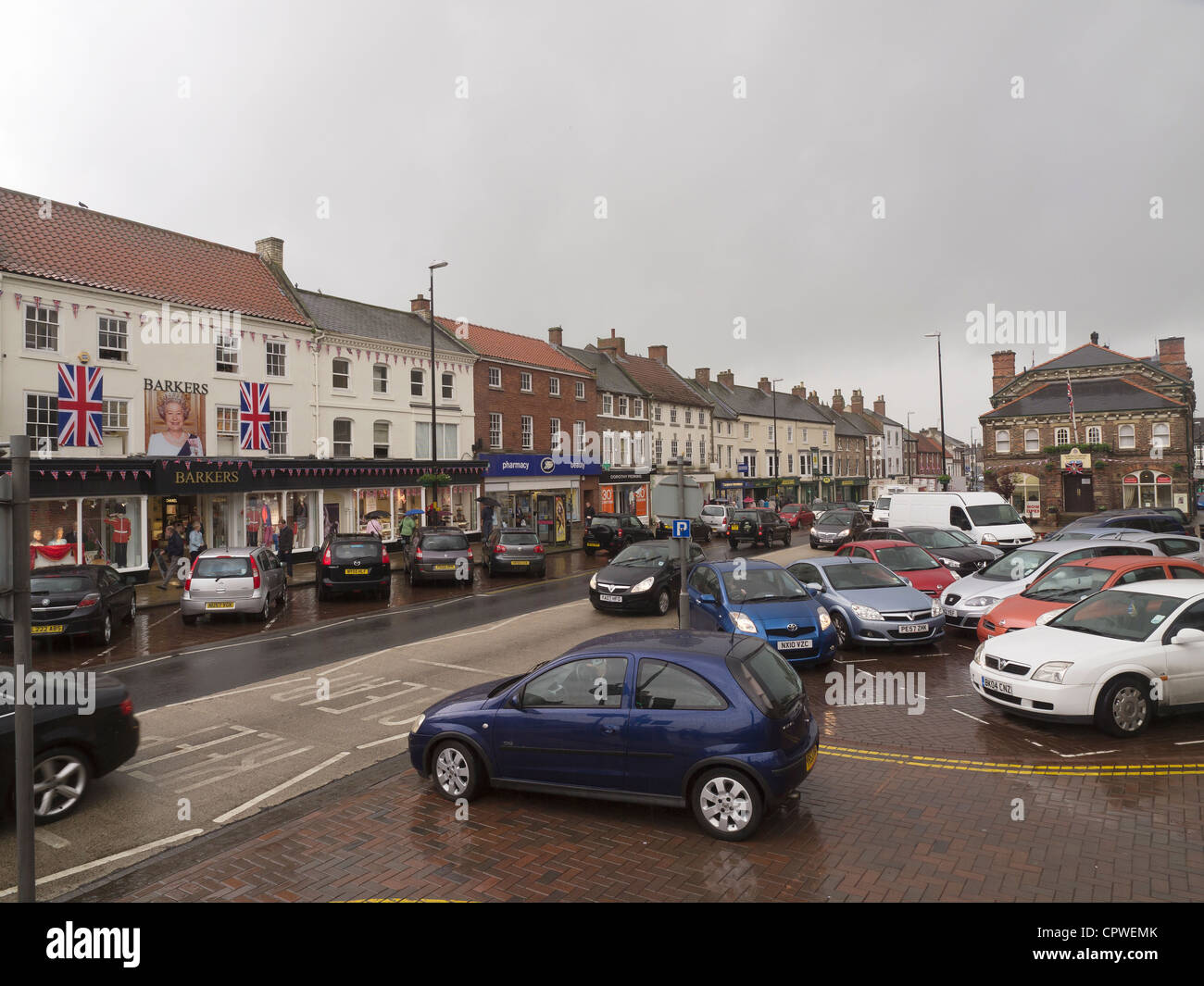 High Street Northallerton North Yorkshire UK überfüllt mit Verkehr bei starkem Regen Stockfoto