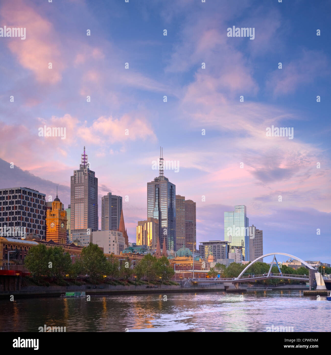 Melbourne, die Hauptstadt von Victoria, Australien, in der Dämmerung, mit einem spektakulären Himmel. Stockfoto