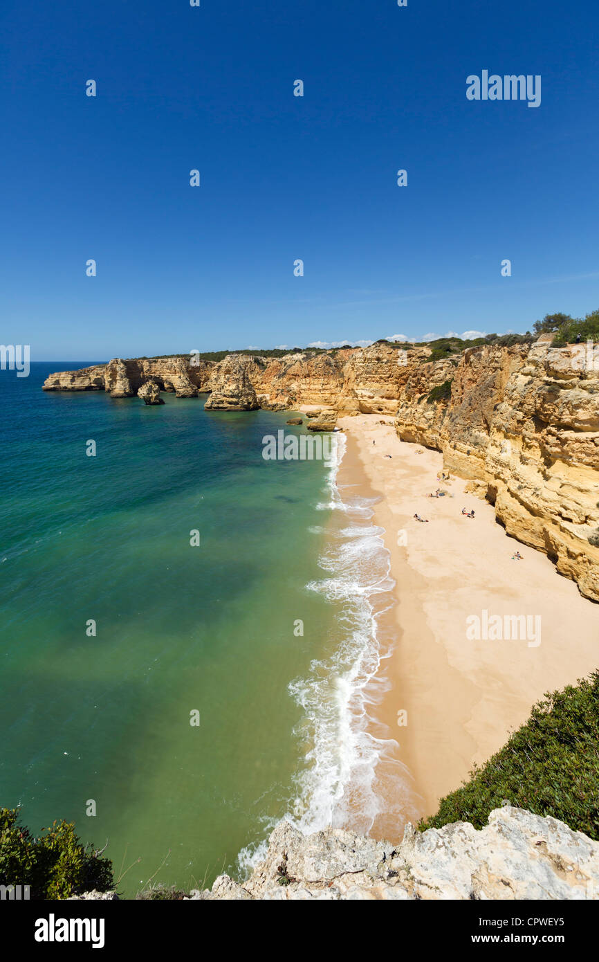 Praia da Marinha Strand in der Nähe von Benagil, an der Küste zwischen Portimão und Albufeira, Algarve, Portugal Stockfoto