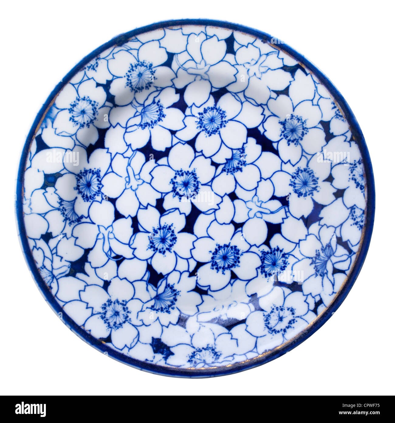 Antik Teller mit blauen und weißen Blumenmuster, isoliert auf weiss. Stockfoto