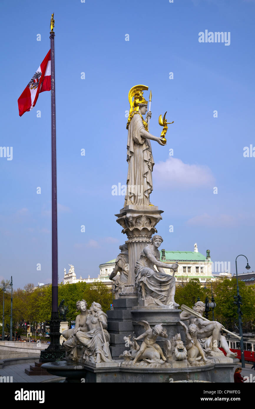 Palast Athene Statue der Weisheit und Brunnen vor dem Parlament in Wien, Österreich Stockfoto