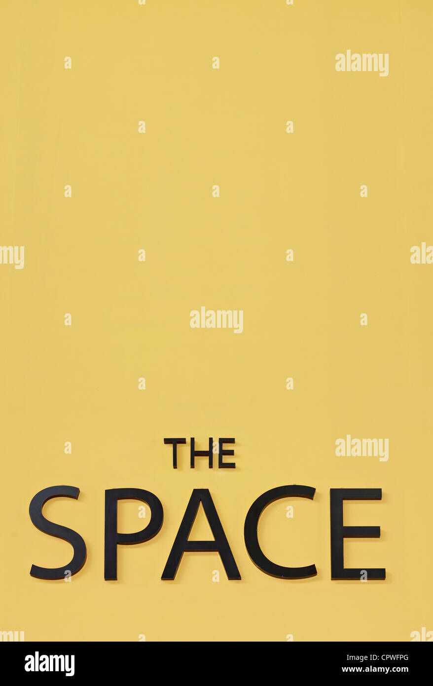 Leerer Speicherplatz. Gelbe Werbetafel Stockfoto