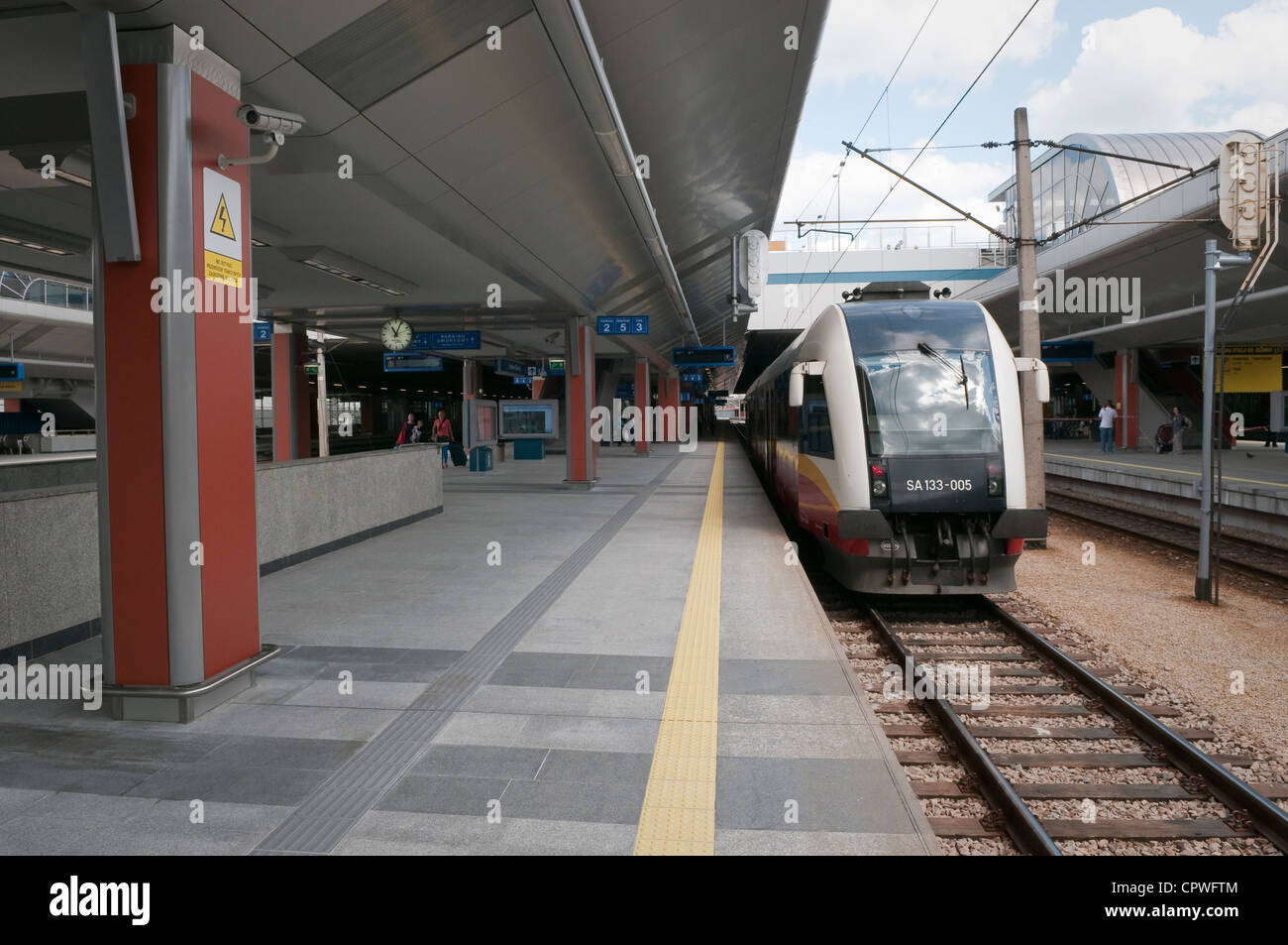 Flughafen-Shuttle am Bahnhof Krakow Glowny in Krakau Polen Stockfoto