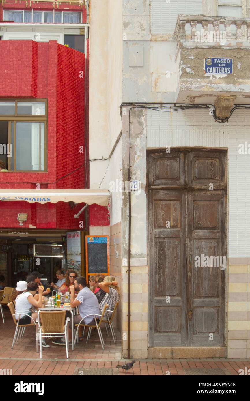 Eine Ecke von Las Palmas Strand mit einem alten Haus und eine Restaurantterrasse Stockfoto